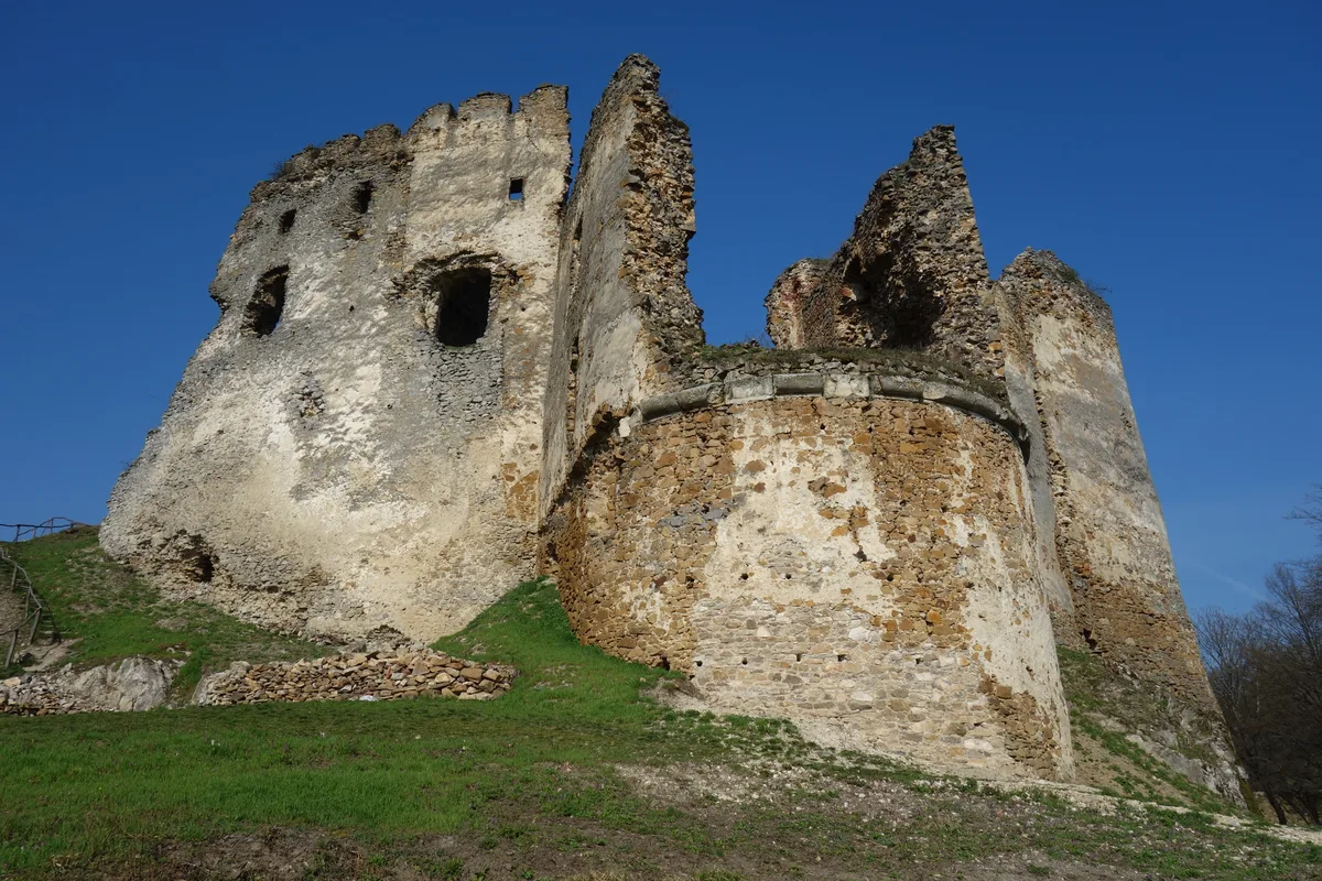 Mohutná veža a zakonzervované múry hradu Čičva