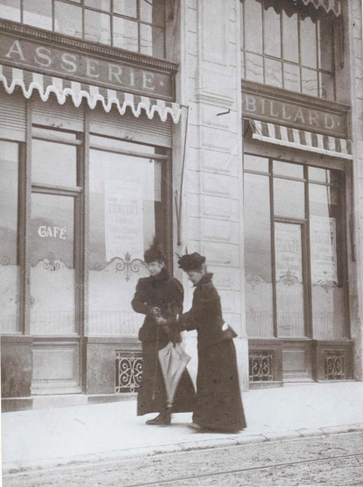 Cisárovná Alžbeta kráča s dvornou dámou Irmou Sztárayovou po nábreží v Territet pri Ženevskom jazere v roku 1898