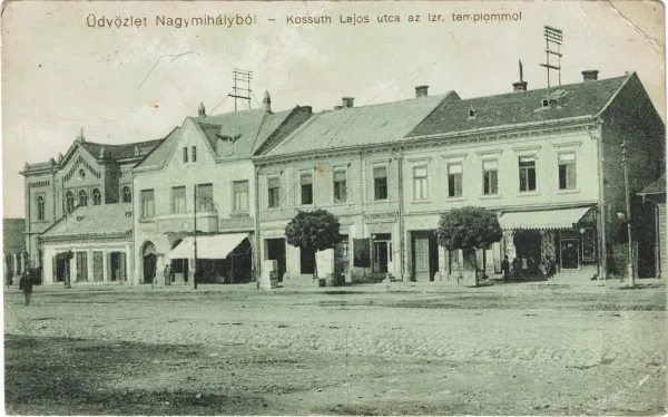 Dobová historická pohľadnica Michaloviec z roku 1905 so starou ortodoxnou synagógou a obchodmi na Hlavnej ulici