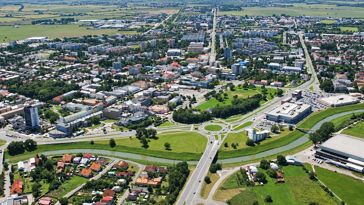 Letecký pohľad na Michalovce s riekou Laborec