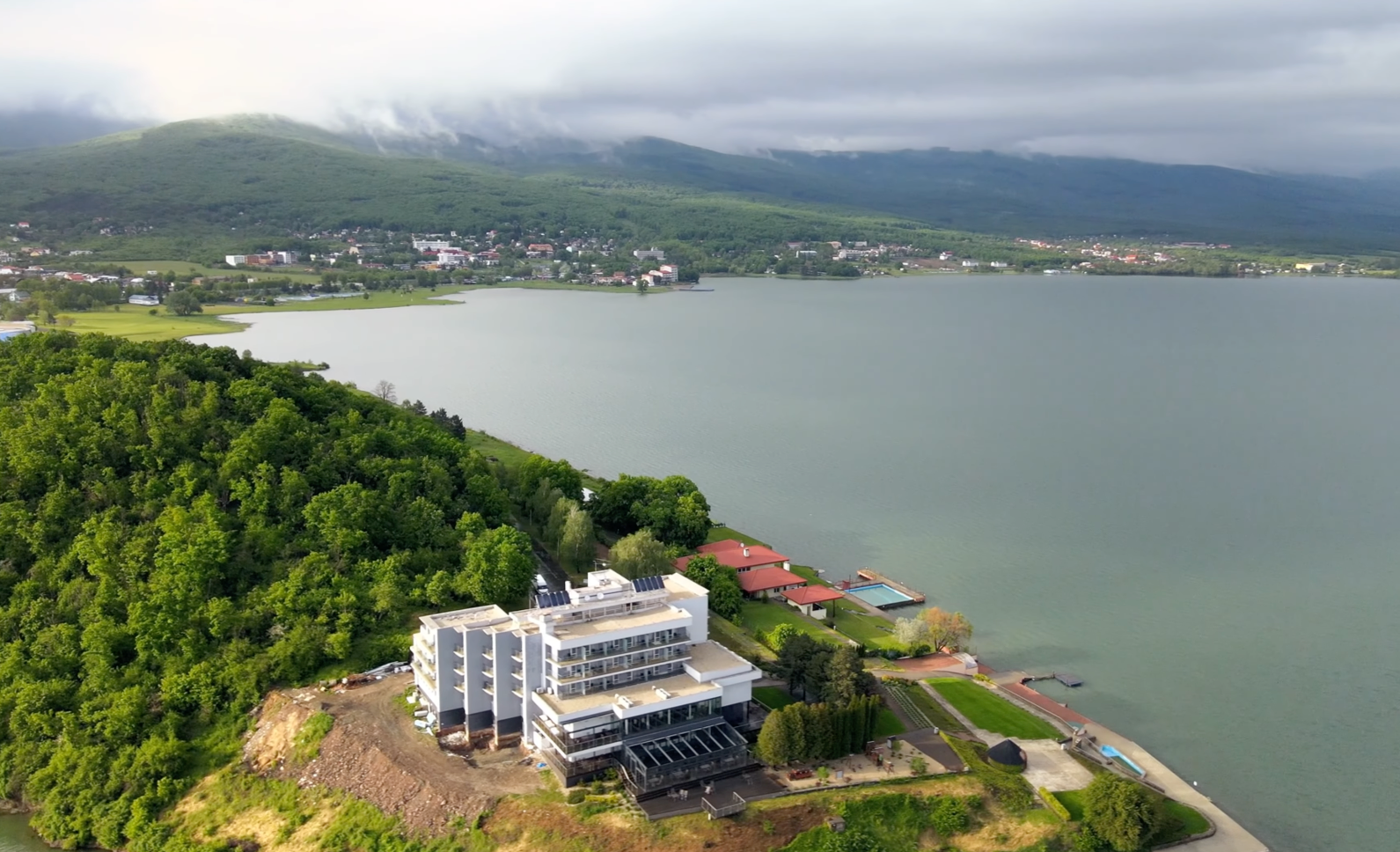 Letecký pohľad na zrekonštruovaný hotel pri brehu Šíravy s Vihorlatom v pozadí