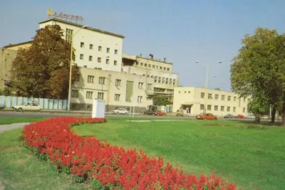 Hlavná budova michalovského pivovaru v 70. rokoch 20. storočia s kvetinovým záhonom v popredí.
