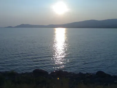 Západ slnka nad hladinou Zemplínskej šíravy pri hrádzi.