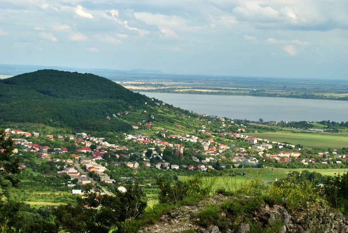 Hrad Vinné a jazero