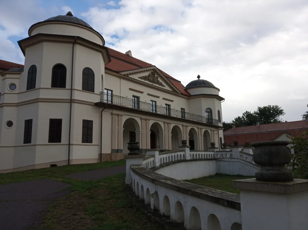 Priečelie barokovo-klasicistického kaštieľa Sztárayovcov, sídla Zemplínskeho múzea.