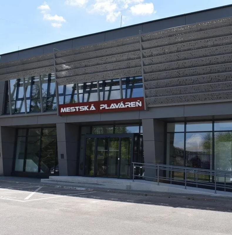 Budova Mestskej krytej plavárne Michalovce po rekonštrukcii