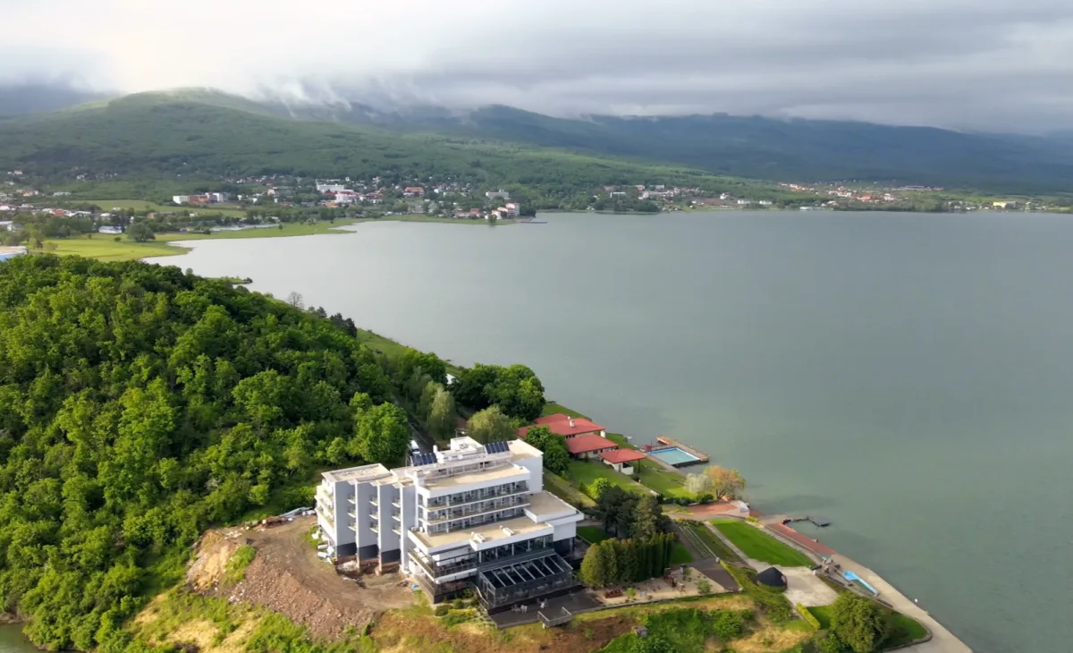 Letecký pohľad na hotel na výbežku nad hladinou Zemplínskej šíravy pri Klokočove.